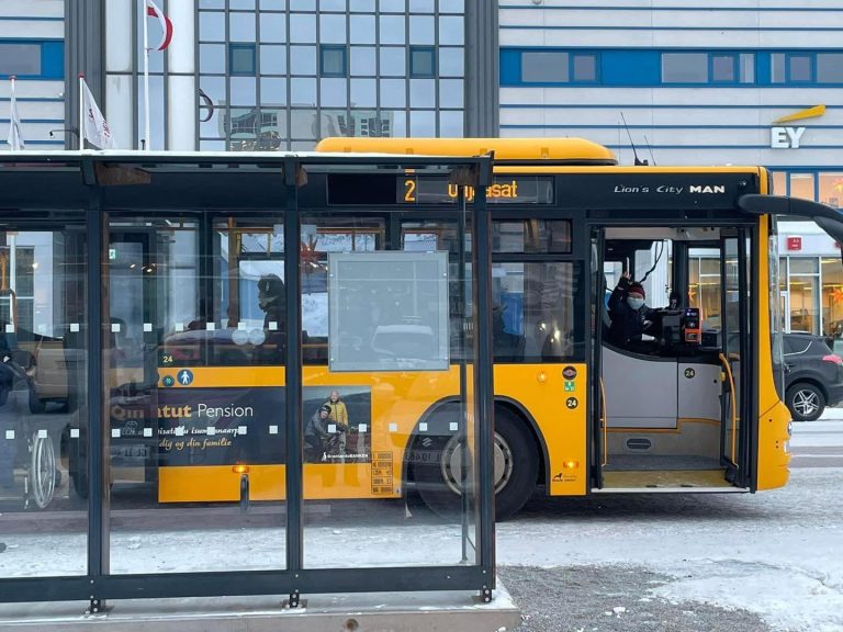 Rute 2-mi bussi Nuummi unittarfimmi ukiukkut