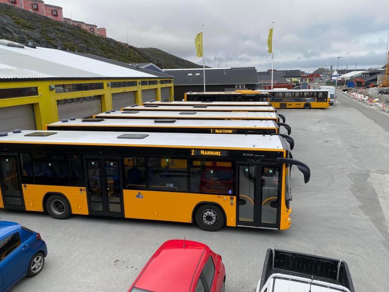 Bussit Nuup Bussiata garageata eqqaani tulleriiaarlutik uninngasut